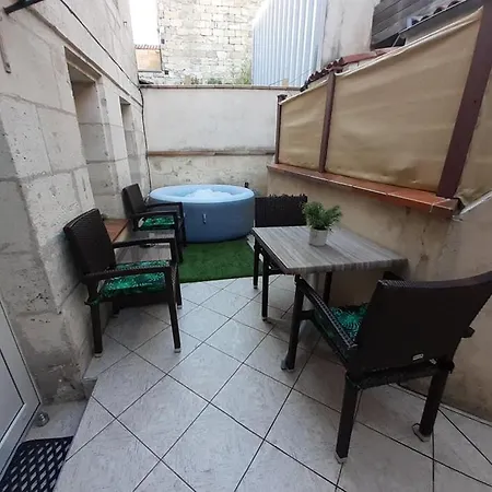 Joli Petit Loft Dans Echoppe Pierre Centre-ville Apartment